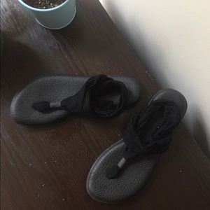 Black Sanuk yoga flip flops with yoga mat padding!